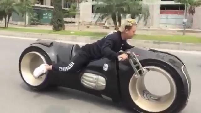 Clip: Siêu mô tô Tron Light Cycle lăn bánh trên phố Hà Nội