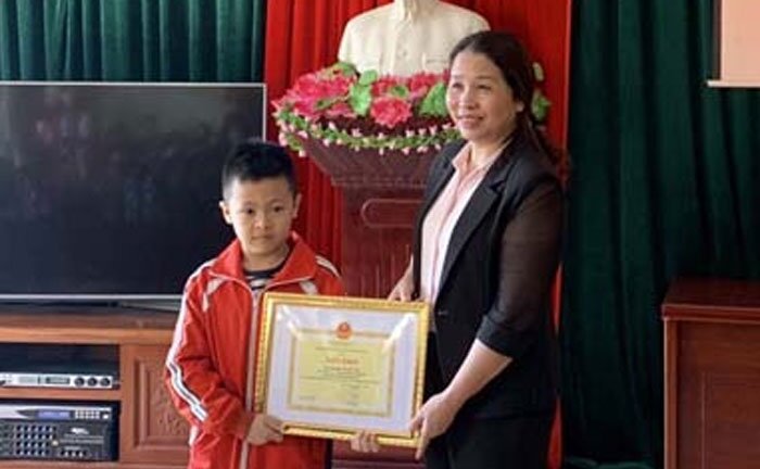 Bộ trưởng Phùng Xuân Nhạ gửi thư khen học sinh lớp 2 vượt hơn trăm km học tiếng Anh