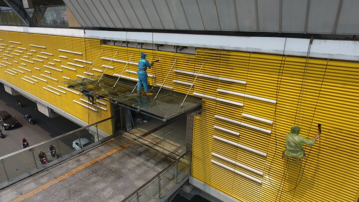 Video: Công nhân đu dây, gấp rút vệ sinh ga tàu đường sắt Cát Linh - Hà Đông trước ngày lăn bánh