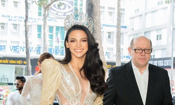 Hoa hậu Siêu quốc gia 2018 diện váy xẻ cao, rạng rỡ khi ghé thăm Việt Nam