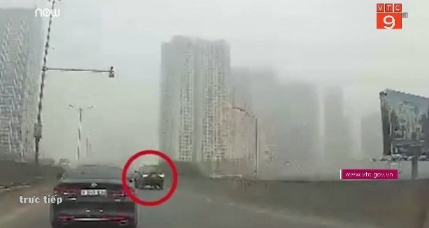 Tài xế ô tô thản nhiên lùi xe trên đường vành đai 3 ở Hà Nội