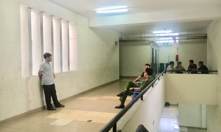 Phát hiện thi thể người đàn ông bốc mùi trong nhà vệ sinh chung cư