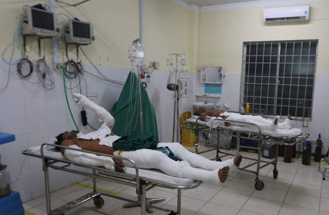 Clip: Thách nhau tẩm xăng ngồi cạnh bếp than, 6 thanh niên bị bỏng