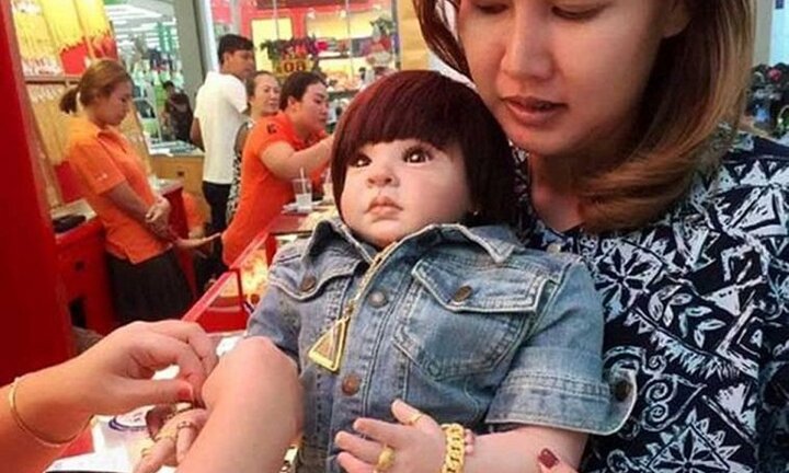 Rộ trào lưu nuôi búp bê Kumanthong: Chuyên gia phong thủy cảnh báo