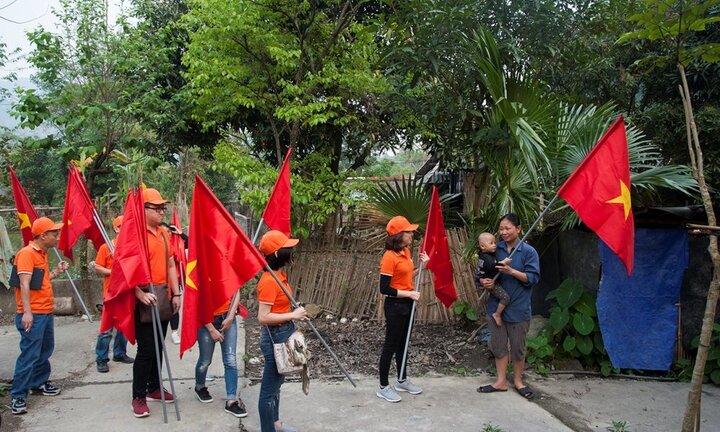 Trao tặng 1.000 góc học tập cho nhân dân 25 tỉnh thành biên giới