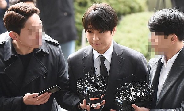 Cựu trưởng nhóm F.T. Island trình diện để thẩm vấn, phủ nhận được cảnh sát bao che