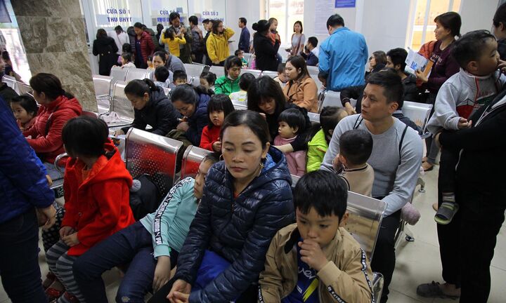 Video: Viện Ký sinh trùng chật kín phụ huynh đưa con đi khám sau vụ trẻ ăn 'thịt bẩn, gà thối'