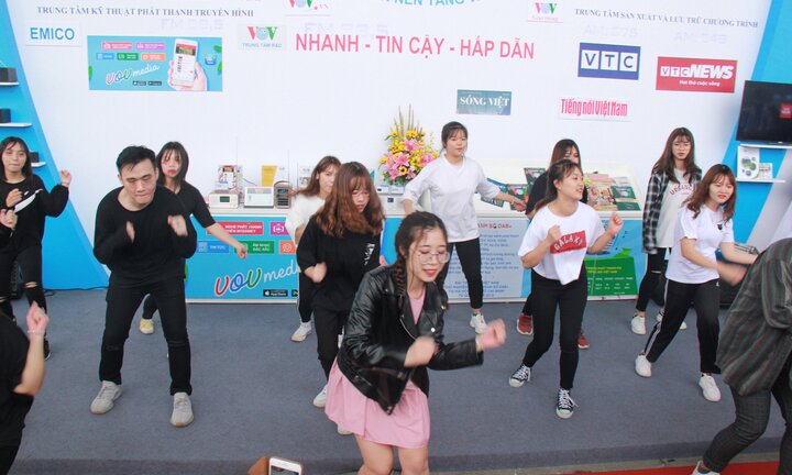 Nam đầu bếp, nữ cán bộ văn hóa tương lai 'quẩy' tưng bừng tại Hội báo toàn quốc 2019