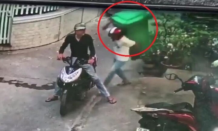 Clip: 2 thanh niên rình mò, cõng trộm... thùng rác của nhà dân