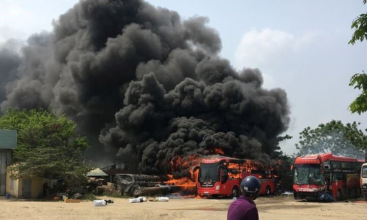 Đang đậu trong bến, ô tô khách bốc cháy ngùn ngụt ở Quảng Nam