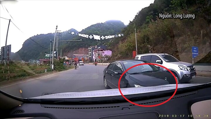 Xôn xao clip ô tô biển xanh đối đầu xe tải ở Sơn La