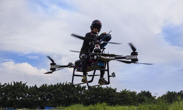 Người đàn ông Trung Quốc tự chế tạo xe bay như phim viễn tưởng