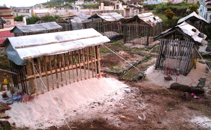 Chuyện kỳ dị và đau thương về hòn đảo có hàng ngàn ngôi mộ không xác chết