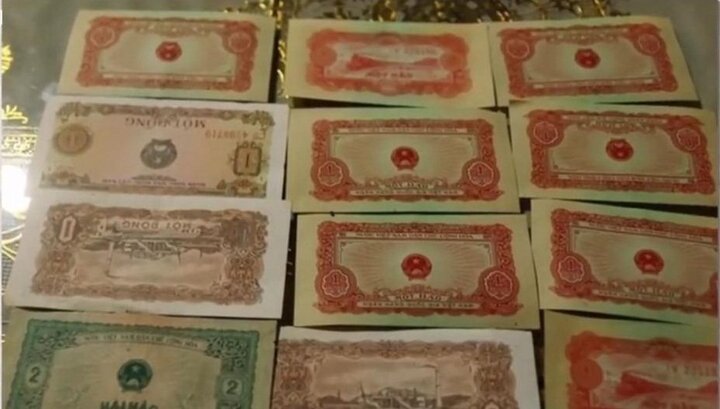 Dọn nhà, phát hiện hàng trăm tờ tiền cách đây nửa thế kỷ