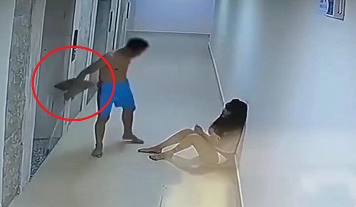 Phẫn nộ clip gã đàn ông cởi trần, cầm chổi đánh phụ nữ dã man ở hành lang chung cư