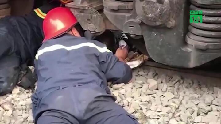 Nghẹt thở giải cứu người đàn ông mắc kẹt dưới gầm tàu hỏa ở TP.HCM