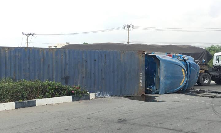 Xe container lật giữa ngã tư, 4 người trong gia đình mắc kẹt bên trong