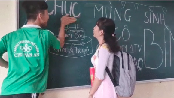 Học sinh Đồng Tháp vẽ bánh gato và nến lên bảng mừng sinh nhật khiến cô phải 'nhớ cả đời'