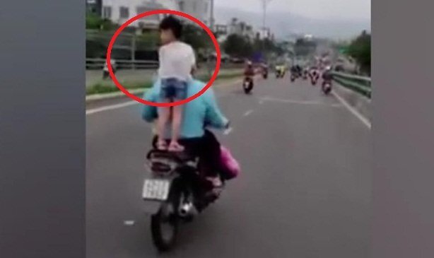 Clip: Con đầu trần đứng trên yên xe, bố vẫn liều mạng phóng vèo vèo