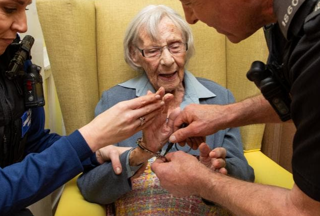 Cả đời chưa bao giờ phạm pháp, cụ bà 104 tuổi 'bị bắt giữ'