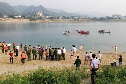 Video: Hiện trường 8 em học sinh chết đuối trên sông Đà