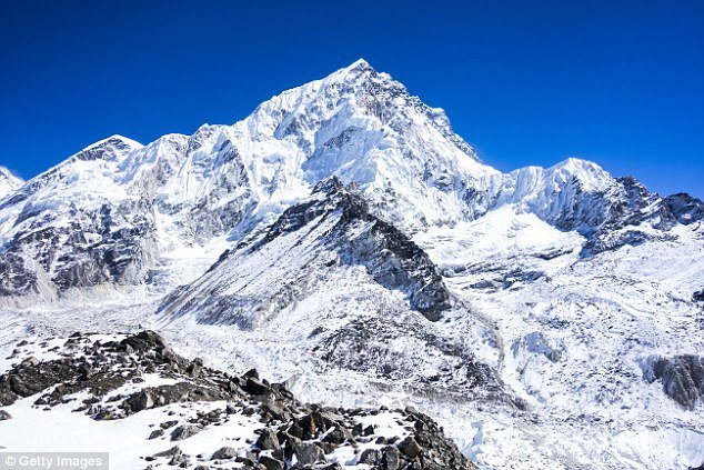 Băng tan trên đỉnh Everest làm lộ ra hàng trăm thi thể