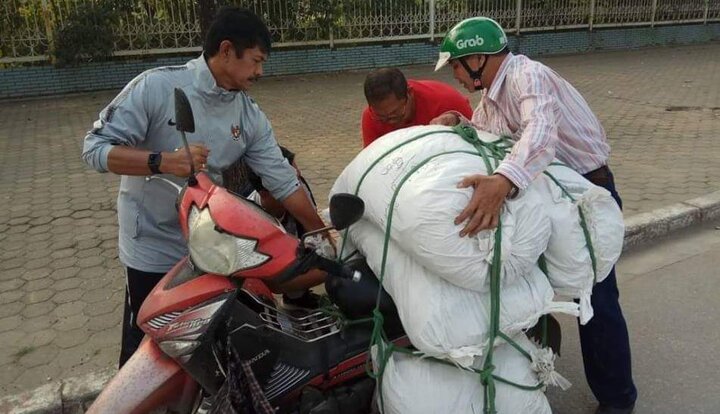 HLV U23 Indonesia có hành động bất ngờ trên đường phố Hà Nội