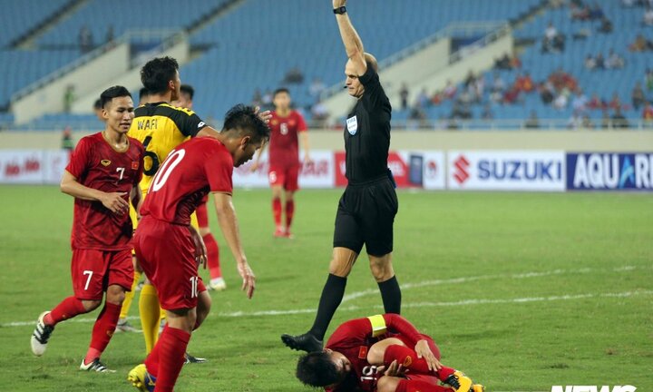 Video: Triệt hạ Quang Hải và nhận thẻ đỏ, hậu vệ U23 Brunei bật khóc rời sân