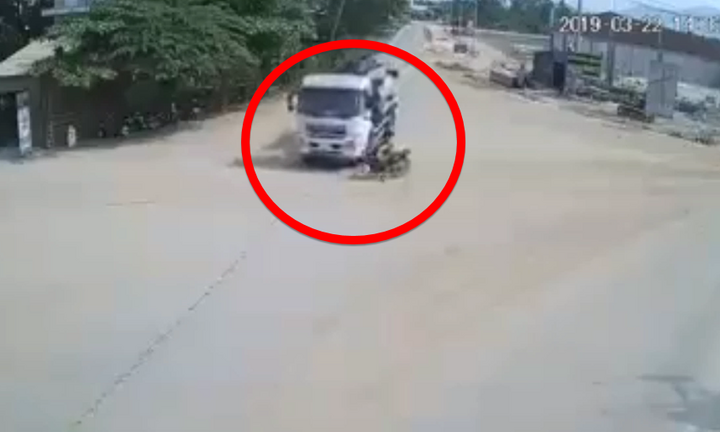 Clip: Người phụ nữ tông thẳng vào xe bồn và cái kết khó tin