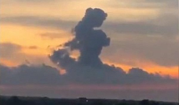 Clip: Đám mây hình thiếu nữ lơ lửng trên đường chân trời gây xôn xao