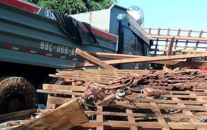 Xe ben húc đổ nhà dân, 2 người thương vong