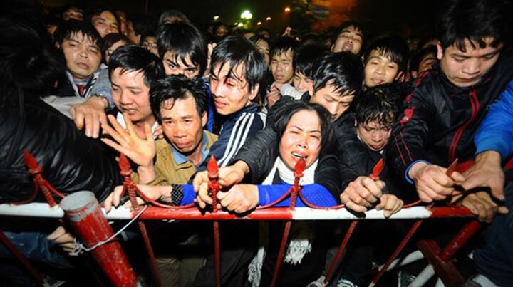 Vì sao người Việt hay chen lấn, nói tục, đi trễ?