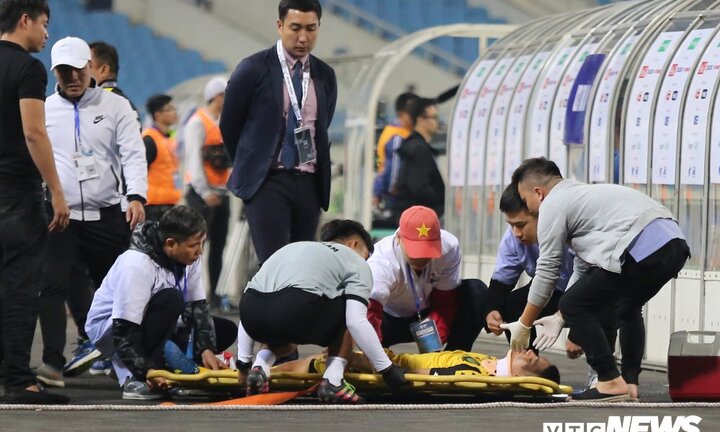 Va chạm cầu thủ U23 Thái Lan, cầu thủ U23 Brunei gãy cổ ở sân Mỹ Đình