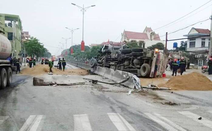Xe bồn tông dải phân cách rồi lật nghiêng, hàng nghìn lít xăng chảy tràn ra quốc lộ