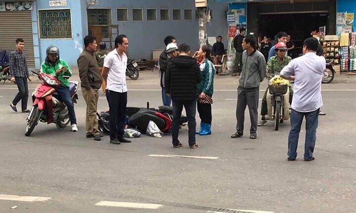 Đi đón khách, taxi tông 2 người thương vong ở Phú Thọ