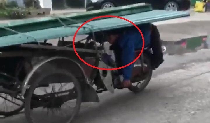 Clip: Xe máy chở tôn kiểu không giống ai khiến người xem rợn tóc gáy