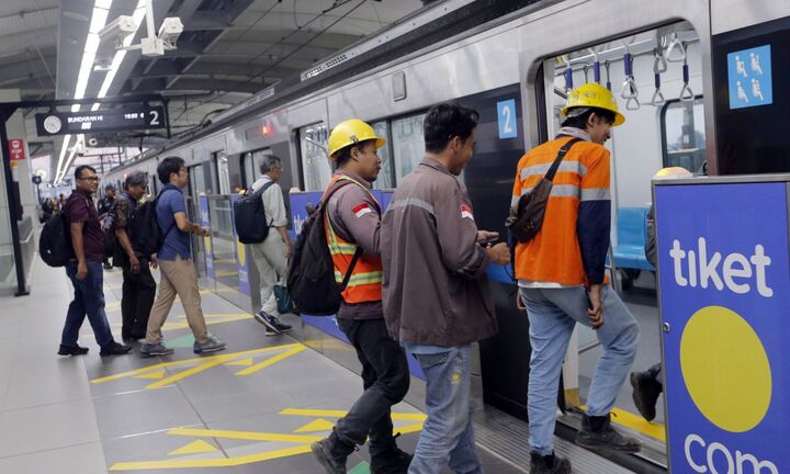 Người dân Indonesia thích thú với hệ thống tàu điện ngầm đầu tiên ở Jakarta