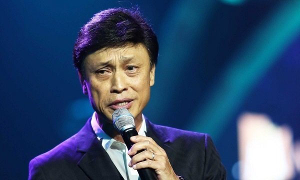 Video: Danh ca Tuấn Ngọc đệm đàn hát 'Phôi pha' đầy cảm xúc