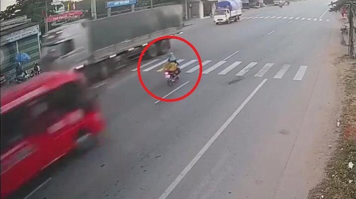 Clip: Xe khách đâm văng xe máy sang đường ẩu và cái kết khó tin