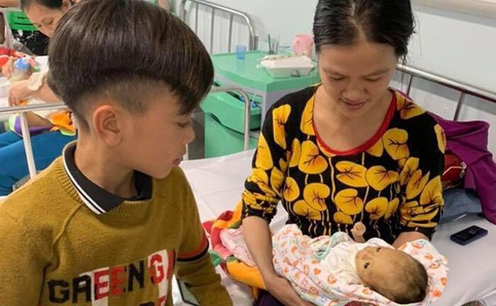 Bé trai 13 tuổi đạp xe từ Sơn La xuống Hà Nội thăm em ở bệnh viện