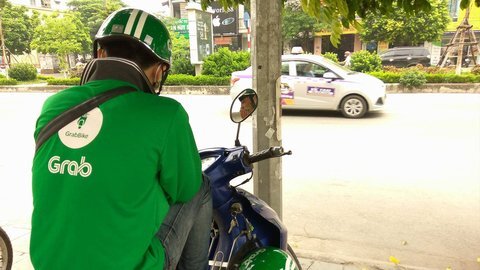 Cử nhân, sinh viên chạy xe ôm công nghệ: Khá ổn hay đáng lo?