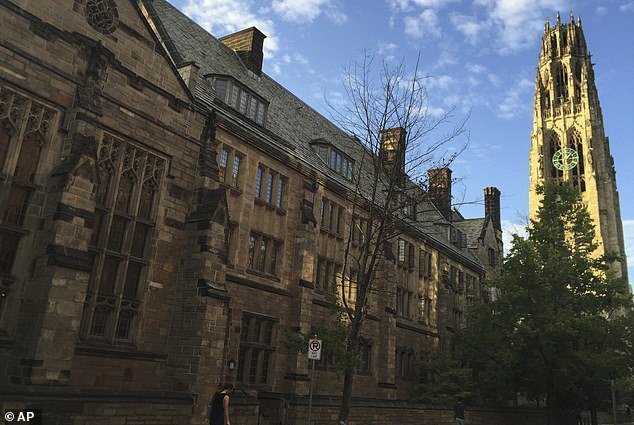 Đại học Yale đuổi học sinh viên trong bê bối chạy trường rúng động