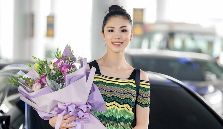 Hoa hậu Hoàn vũ Riyo Mori rạng rỡ tại sân bay Nội Bài