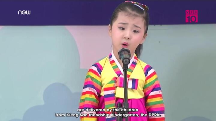 Bé gái Triều Tiên hát 'Ai yêu Bác Hồ Chí Minh'