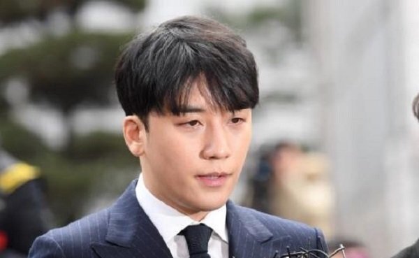 Seungri thú nhận đã phát tán ảnh đồi trụy trong nhóm chat tình dục