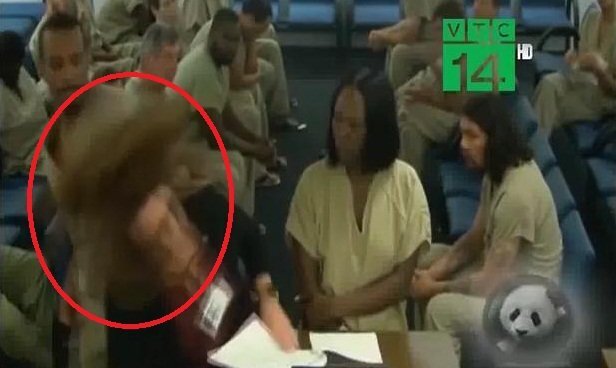 Clip: Tù nhân đánh nữ luật sư khi đang chờ xét xử