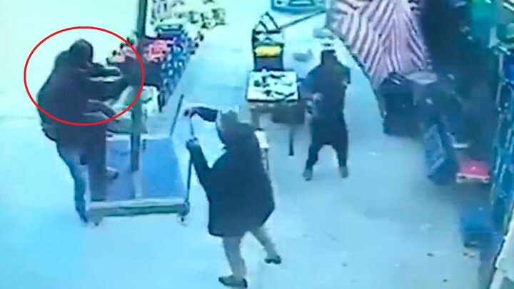 Clip: Bám vào chiếc ô lớn, người đàn ông bị gió thổi bay lên trời