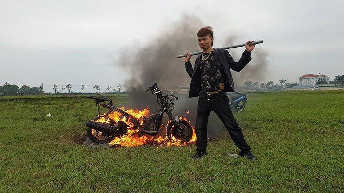 Khá Bảnh đập phá, đốt xe máy giữa bãi đất trống: Công an vào cuộc xác minh