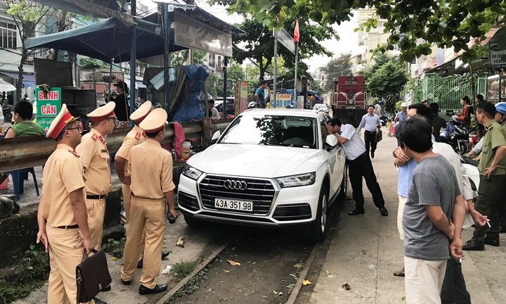 Xe Audi ngang nhiên đậu giữa đường ray khiến tàu hoả phải phanh gấp, đợi 20 phút không thấy tài xế