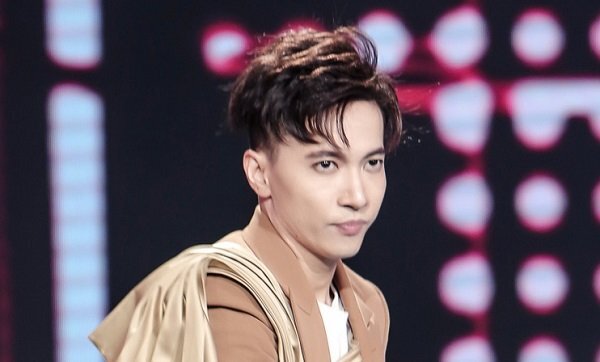 S.T Sơn Thạch gây sốt khi vừa hát live vừa khoe vũ đạo của bản hit ‘Thật xa thật gần’